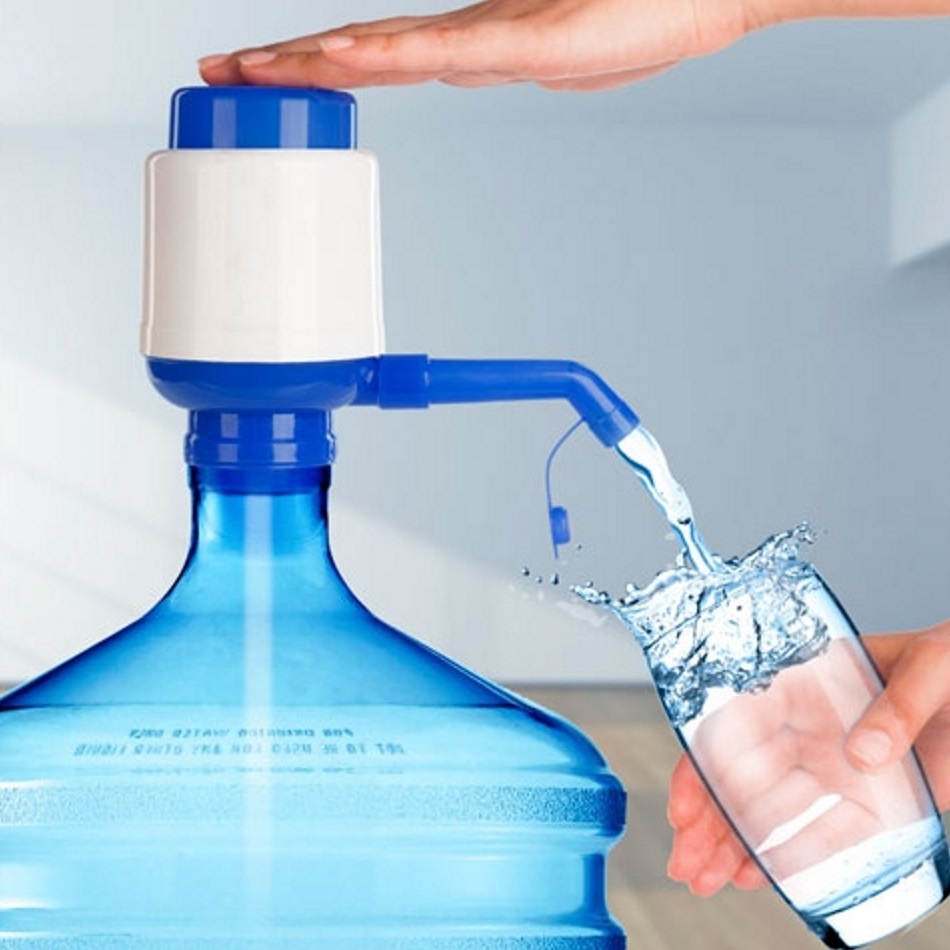 Аквафор бутылка для воды. Помпа для питьевой воды. Вода в бутылях. Питьевая вода в бутылках. Бутылка для воды.